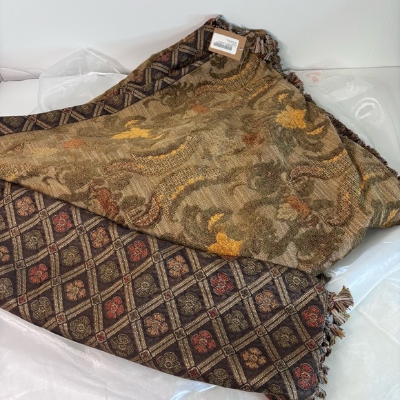 Reversible Heavyweight fabric 50x50” Throw! Dresses up your bed, table,sofa etc! - Picture 2 of 7